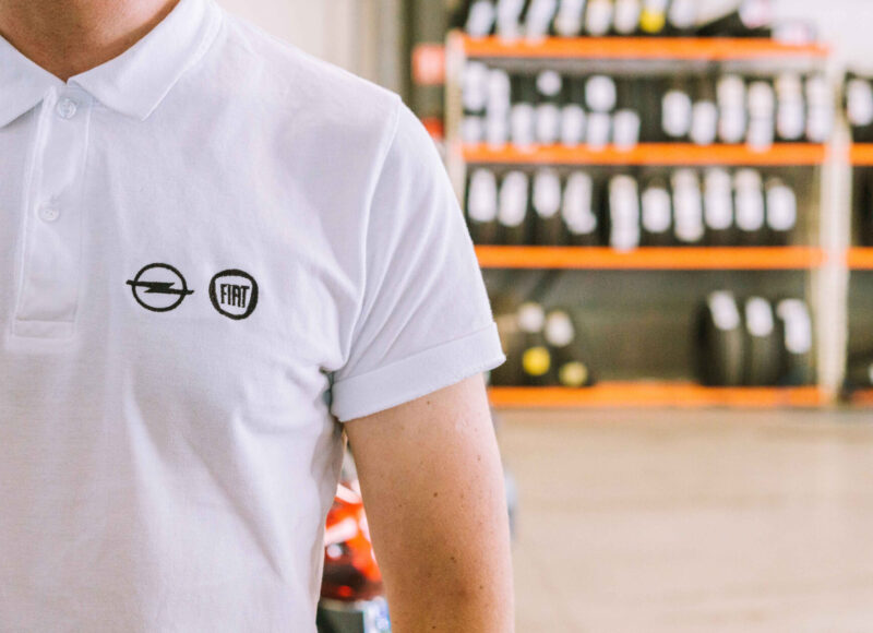 Polo avec les logos fiat et opel