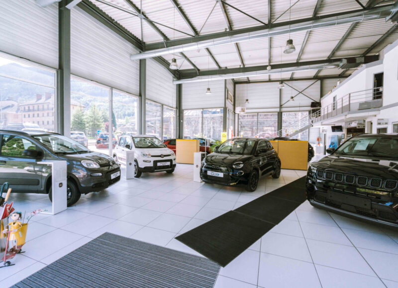 Exposition voiture à l'intérieur